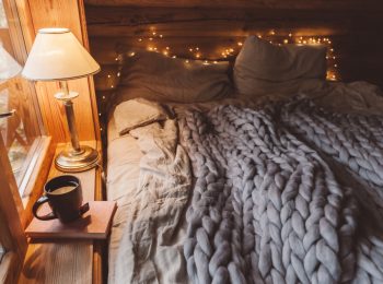 Rustic,Interior,Decoration,Of,Log,Cabin,Bedroom.,Cozy,Warm,Blanket